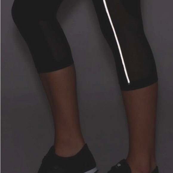 Lululemon Black Gear Up Crop 17”. Size 8 - Picture 3 of 7